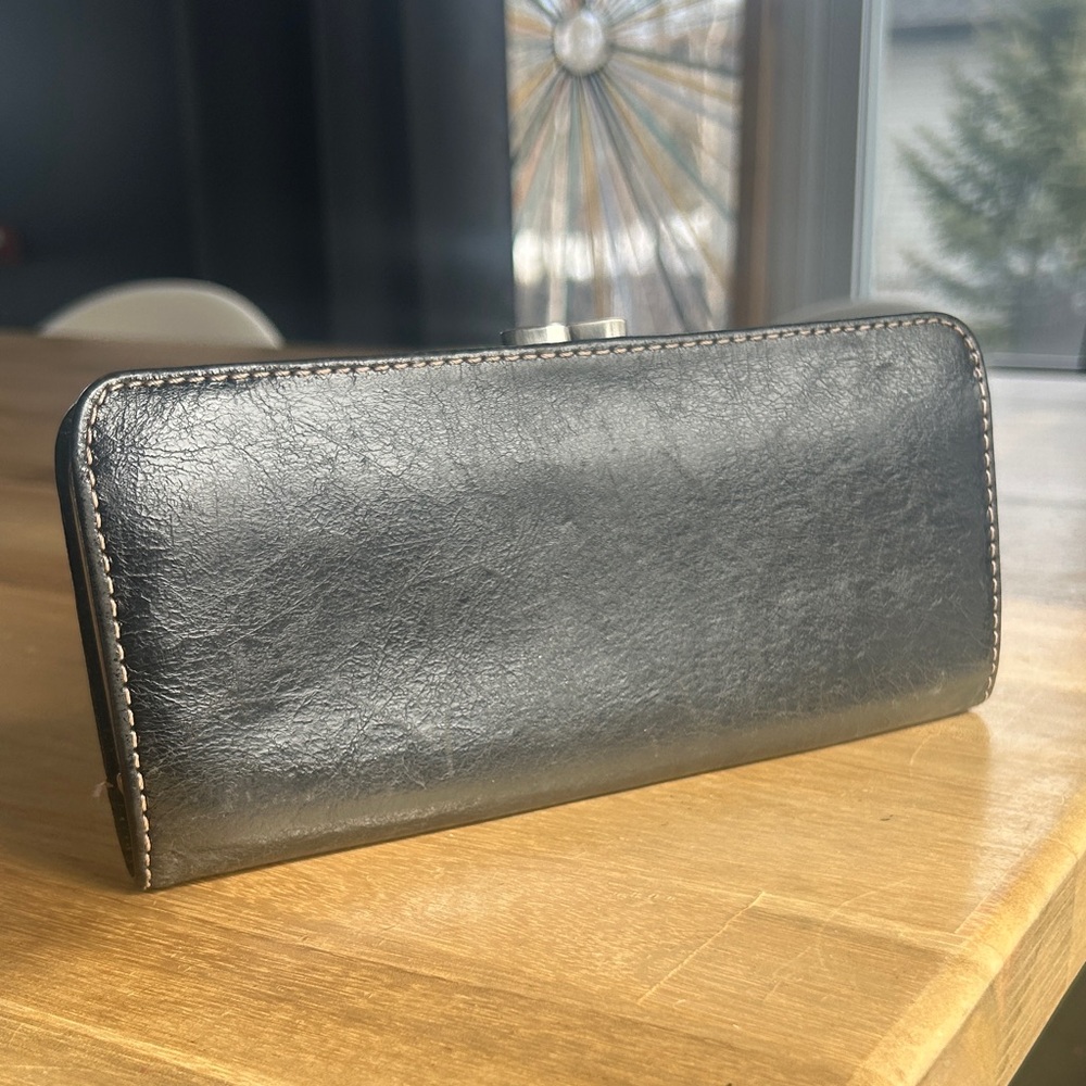 Fossil Black Leather Zip-Top Wallet with Contrast Stitching